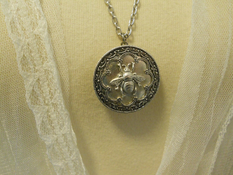 Bee Locket Gardener/'s Gift Memories Photo Keeper Master Gardener Keepsake Gift Honeybee Bumblebee Garden Women/'s Necklace Community Garden