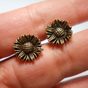 Small Golden Daisy Post Stud Earrings Vintage Japan 1960's Molded Metal Lightweight Hypoallergenic Post Stud Backs Simple Every Day Jewelry