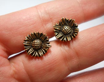 Small Golden Daisy Post Stud Earrings Vintage Japan 1960's Molded Metal Lightweight Hypoallergenic Post Stud Backs Simple Every Day Jewelry