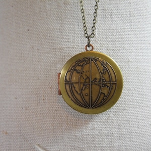 Collar con medallón de mapa del mundo de latón vintage: Globo de doble cara