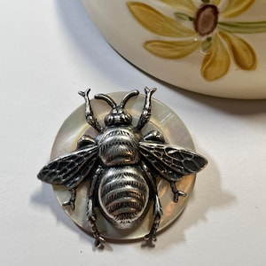 Broche de abeja en botón de concha vintage