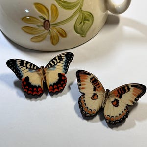 DOIS broches de madeira com alfinetes de borboleta e fecho giratório