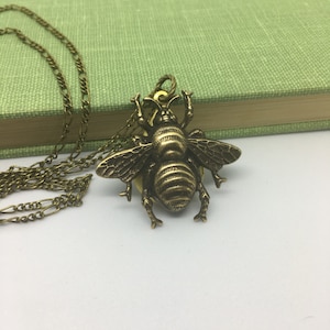 Collar con medallón de abeja de latón: compartimento secreto de estilo vintage