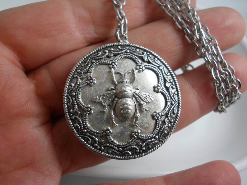Bee Locket Gardener/'s Gift Memories Photo Keeper Master Gardener Keepsake Gift Honeybee Bumblebee Garden Women/'s Necklace Community Garden