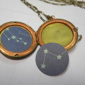 Massives Messing-Medaillon mit Mondgesicht, Mann im Mond-Charm mit Figaro-Kette, handgefertigtes Medaillon, handwerklich hergestellt, himmlischer Planetarium Bild 5