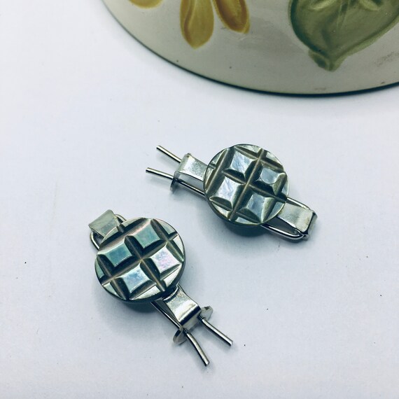 Embossed Silver Shell Barrettes: Vintage Hair Cli… - image 4