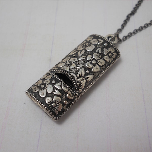 Colar Avon Whistle Vintage: Pingente Floral em Relevo, Corrente em Bronze