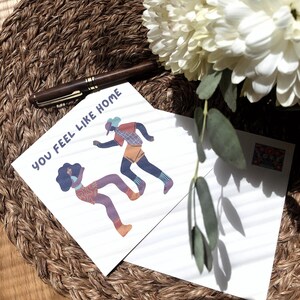 Tarjeta de baile funky con "Te sientes como en casa" / Tarjeta de amistad colorida inspirada en los años 80 / Tarjeta divertida retro para amigos