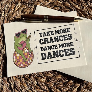 Take More Chances Dance More Dances-kaart / Funky Frog met discobal / Retro en modern design uit het midden van de eeuw
