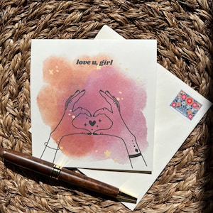 Biglietto migliore amico, ti amo ragazza, illustrazione di mani a cuore, biglietto di auguri di amicizia carino, biglietto di incoraggiamento per le donne