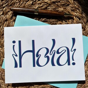 Carte de voeux Hola Retro - Carte typographique espagnole amusante pour les amis, les correspondants latino-américains et la joie de tous les jours
