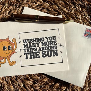 Retro Sun Birthday Card / Życzę Ci wielu kolejnych podróży wokół słońca / Zabawna i odjazdowa karta