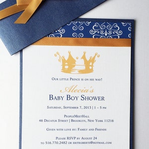 Op de afbeelding: Een blauwe en gouden babyborrel uitnodiging met een kroon afbeelding en de tekst "Our little prince is on his way! Alecia's Baby Boy Shower Saturday, September 7, 2013 | 1 - 5 PM PeopleMeetHall 46 Decatur Street | Brooklyn, New York 11216 Given with love by: Family and Friends Please RSVP by August 24 to 516.770.2482 or eritroberts@hotmail.com"