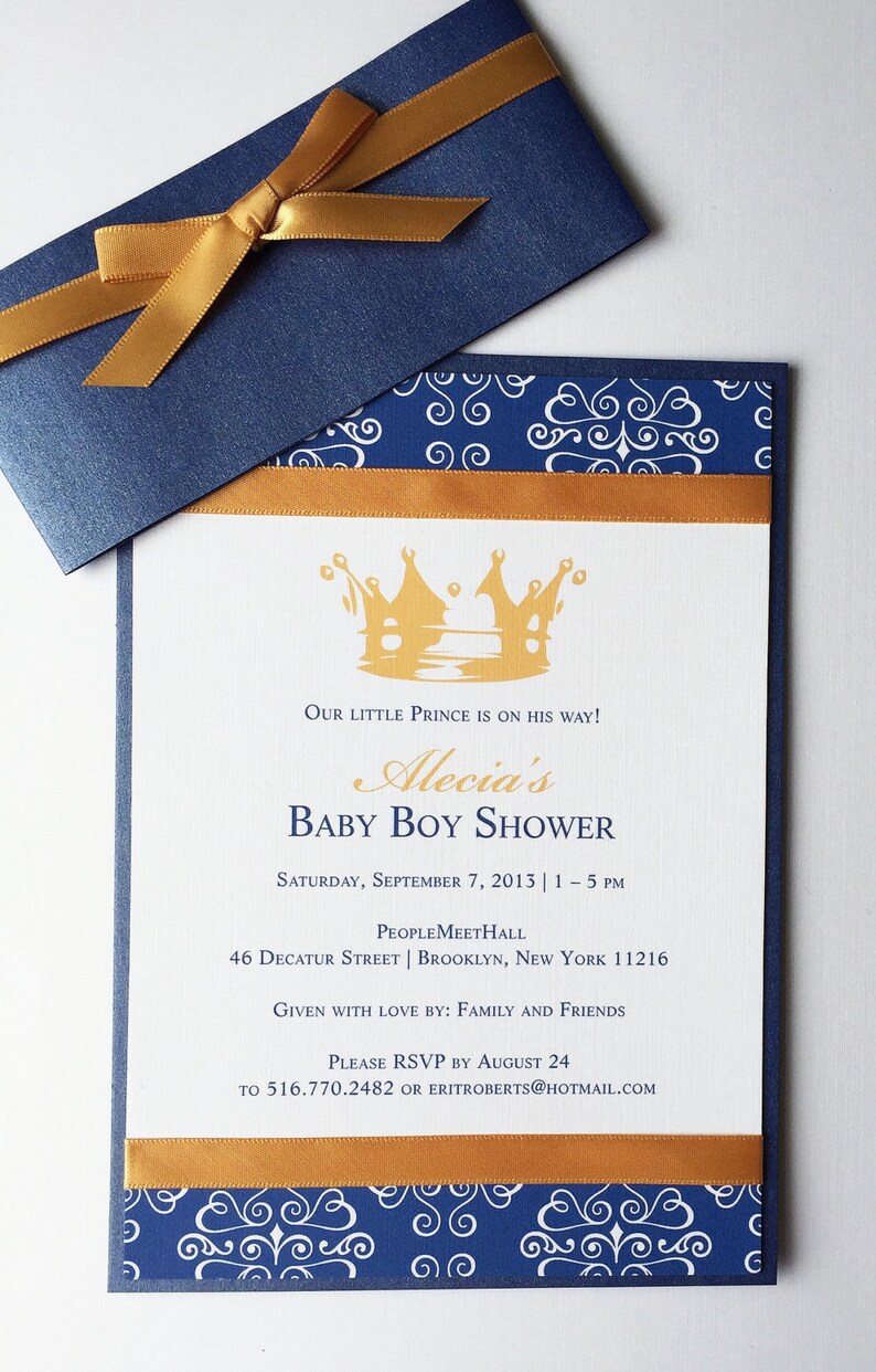 Op de afbeelding: Een blauwe en gouden babyborrel uitnodiging met een kroon afbeelding en de tekst "Our little prince is on his way! Alecia's Baby Boy Shower Saturday, September 7, 2013 | 1 - 5 PM PeopleMeetHall 46 Decatur Street | Brooklyn, New York 11216 Given with love by: Family and Friends Please RSVP by August 24 to 516.770.2482 or eritroberts@hotmail.com"