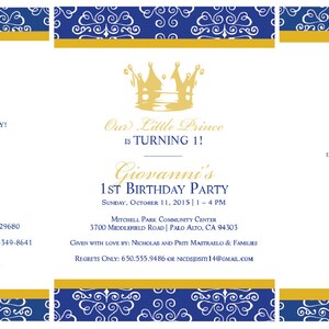 Op de afbeelding: Drie uitnodigingen met blauwe en gouden randen. De eerste uitnodiging is voor een babyshower, de tweede is voor een eerste verjaardagsfeest en de derde is voor een Bar Mitzvah. Alle drie uitnodigingen hebben een kroon- en sterrendesign.