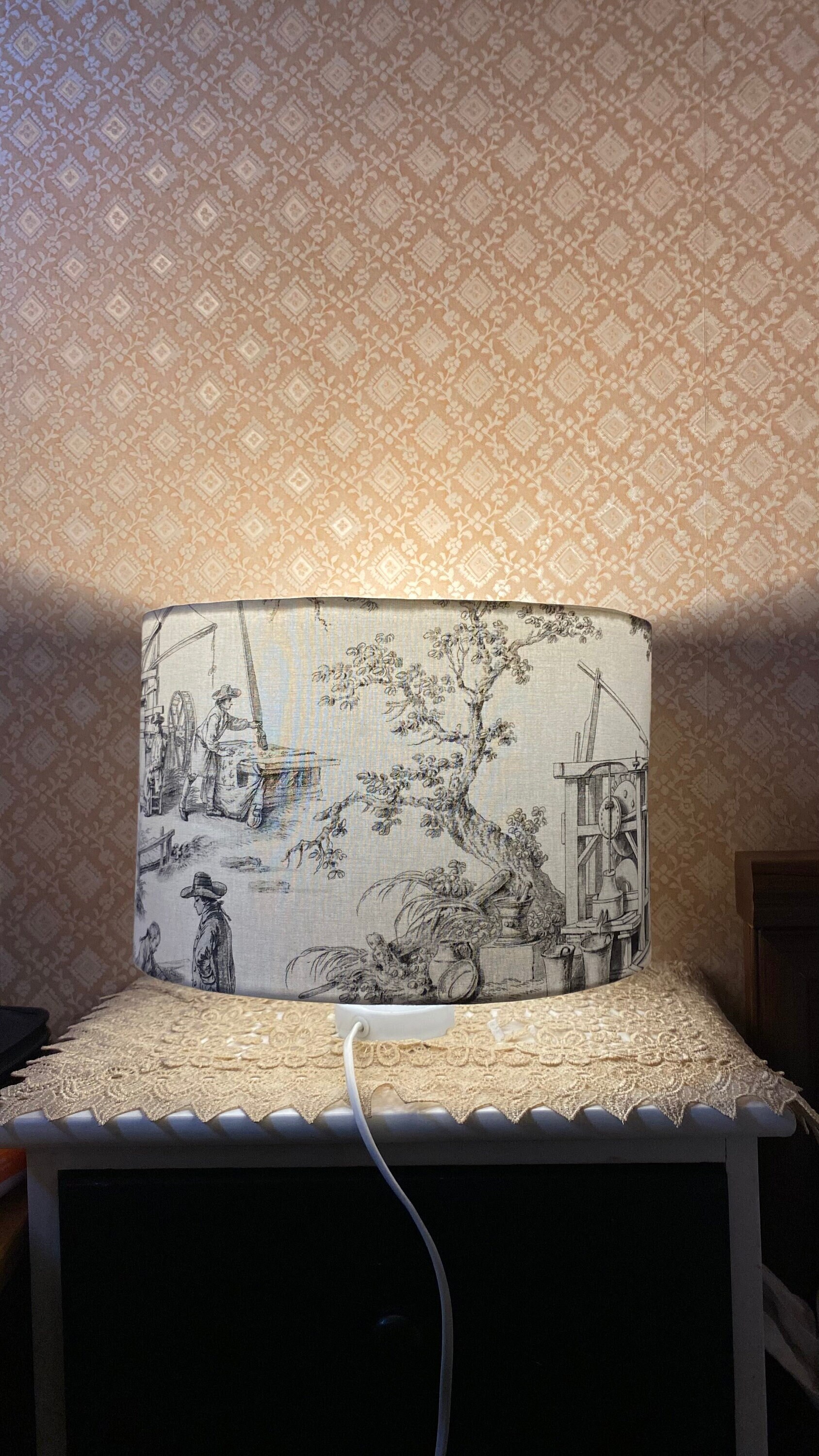 Abat-jour tambour, toile de jouy ivoire au motifs bordeaux. diam. 25