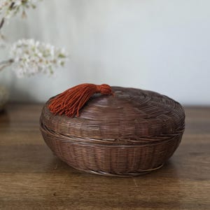Vintage Chinese Sewing Basket : 9 Inch Lidded Storage Container