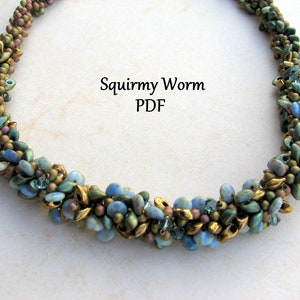 Op de afbeelding: Een close-up van een kralenketting met verschillende kleuren, waaronder blauw, groen, goud en bruin. De ketting is gemaakt van kleine, ronde kralen en is in een spiraalvorm gerangschikt. De tekst "Squirmy Worm PDF" is zichtbaar in het midden van de afbeelding.