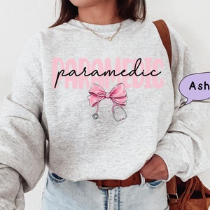 Sanitäter Sweatshirt | Pink Bow Ersthelfer Rundhalsausschnitt | EMT Pullover Hoodie | EMS-Pullover | Rettungsdienst Geschenk | EMS Wertschätzung