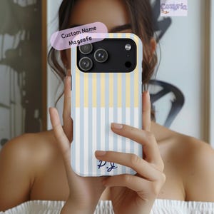 Puede incluir: Funda de teléfono con un diseño de rayas verticales en azul claro y amarillo. La funda tiene un módulo de cámara negro y el texto "Custom Name Magsafe". Las iniciales "P.y" están impresas en azul marino en la parte inferior.