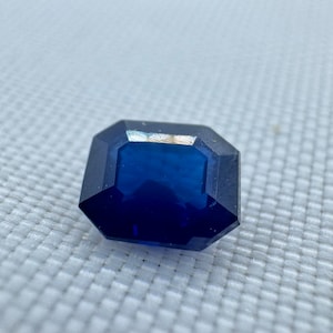 Natürlicher Blauer Saphir - 0.63 ct - Strahlender Step Cut