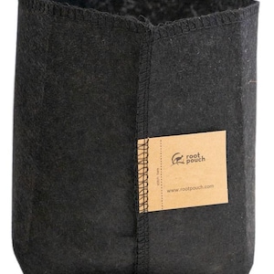 Könnte beinhalten: Schwarzer Stoff-Pflanzsack mit rechteckiger Form. Ein braunes Etikett mit den Worten "root pouch" und der Website www.rootpouch.com ist an der Seite befestigt. Der Sack hat eine genähte Naht an der Seite.