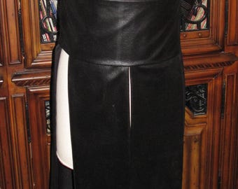 Gilet senza maniche in similpelle marmorizzata nera con cappuccio lungo fino al pavimento e fascia disponibile in diverse taglie