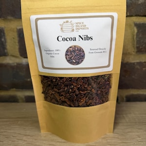 Puede incluir: Un juego de tres tazas de cerámica con un acabado mate moteado. Las tazas son de color crema, gris claro y gris oscuro. Cada taza tiene un diseño simple y minimalista y un asa redondeada.