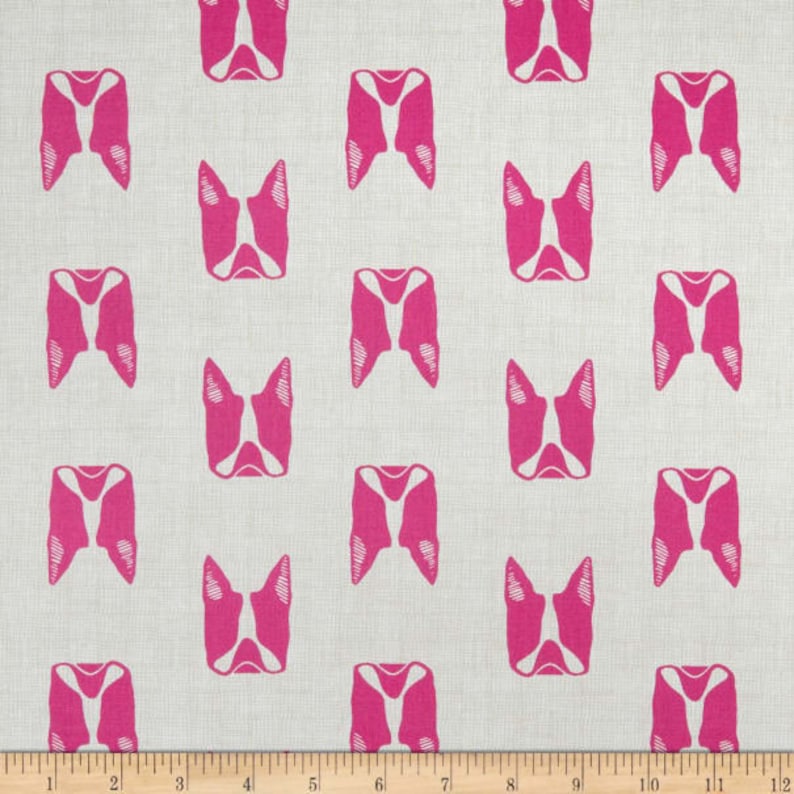 Peut inclure: Tissu rose et blanc avec un motif r&eacute;p&eacute;t&eacute; de visages de bouledogues fran&ccedil;ais stylis&eacute;s.