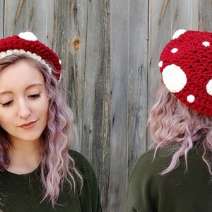 Peut inclure: Un chapeau en crochet en forme de champignon rouge et blanc avec des pois blancs.