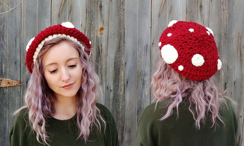 Peut inclure: Un chapeau en crochet en forme de champignon rouge et blanc avec des pois blancs.