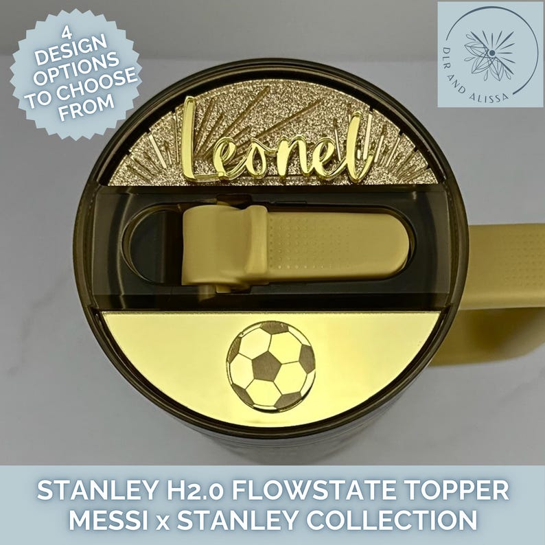 Pu&ograve; includere: Un coperchio superiore per bicchiere Stanley H2.0 FlowState color oro con una targhetta personalizzata che riporta il nome Leonel in corsivo dorato, un emblema di pallone da calcio dorato e un meccanismo di chiusura scorrevole scuro.