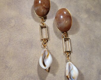 Pendientes llamativos Mocha Mousse Cowrie con cierre de broche / Marrón, blanco, dorado, tonos tierra / Largos, ligeros. Regalo ideal para amantes de la joyería afrocentrista.