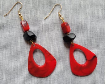 Pendientes de lágrima jaspeados en rojo y negro / Atrevidos, largos, ligeros / Estilo bohemio afrocéntrico chic