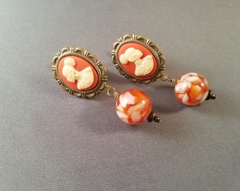 Boucles d'oreilles percées ou à clip Lorraine | Camée afro-américaine orange et ivoire, nacre | Collection Inspiration radieuse