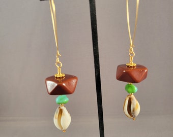 Pendientes de conchas de cauri marrones, turquesas y blancas / Ganchos largos de oro para las orejas / Joyería llamativa de estilo afrocentrista para el día a día