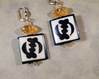 Boucles d'oreilles Adinkra Chic avec pierre précieuse Citrine, percées ou à clipser |  Os de batik marron et blanc, symbole Gye Nyame, jaune, or | gras, épais