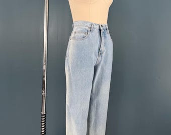 Jeans Guess vintage de los años 90, de mezclilla azul claro desteñida, cintura alta, talla S/M
