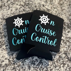 Kundenspezifischer Coozie / Dosenkühler - Personalisieren Sie mit Ihrem Design oder wählen Sie aus einer unserer vorgefertigten Optionen. Keine Mindestbestellmenge