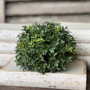 New England Boxwood Halbkugel 8,5 ""| Faux Greenery Topiary Ball | Ganzjähriges Wohndekor | Bauernhaus Tischdekoration | Künstlicher Buchsbaum