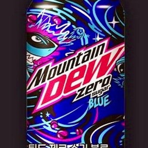 Puede incluir: Una lata azul y negra de Mountain Dew Zero Sugar Blue. La lata presenta un diseño gráfico de una ola azul y negra con una aleta de tiburón y ojos. El texto "Mountain Dew Zero Sugar Blue" está impreso en la lata con letras blancas.