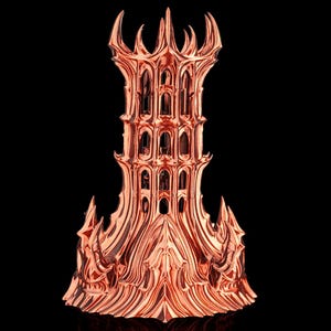 Puede incluir: Una escultura de torre ornamentada de color cobre, con un diseño detallado de múltiples niveles. La torre presenta ventanas arqueadas y una corona puntiaguda, sobre un fondo negro. El acabado metálico refleja la luz, resaltando los intrincados detalles arquitectónicos.