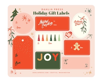 Puede incluir: Un conjunto de etiquetas para regalos de Navidad imprimibles con varios diseños, que incluyen un árbol de Navidad, un hombre de jengibre, muérdago y la palabra "ALEGRÍA". Las etiquetas son de color rojo, verde y blanco con un fondo rosa.