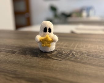 Escultura de fantasma hecha a mano con fieltro de aguja y estrella