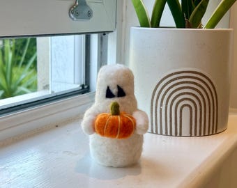 Escultura de fantasma hecha a mano con fieltro de aguja y calabaza