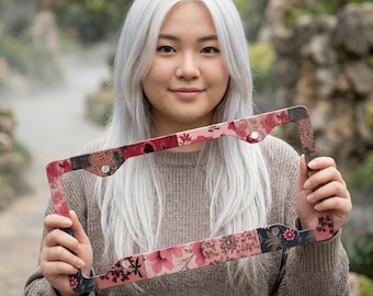 Marco de matrícula metálico rosa con estampado floral / Patrón floral vintage de patchwork para chicas