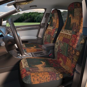 Pode incluir: Um par de capas para assentos de carro com um design de patchwork apresentando vários padrões florais e geométricos em tons de vermelho, laranja, verde e castanho. O tecido exibe ilustrações repetidas de cavalos em uma cor bege clara.