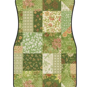 K&ouml;nnte beinhalten: Eine rechteckige Fu&szlig;matte mit abgerundeten oberen Ecken und schwarzem Rand, die ein Patchwork-Design aus verschiedenen gr&uuml;nen und cremefarbenen Blumenmustern aufweist, einschlie&szlig;lich botanischer Illustrationen von Bl&auml;ttern und Bl&uuml;ten.