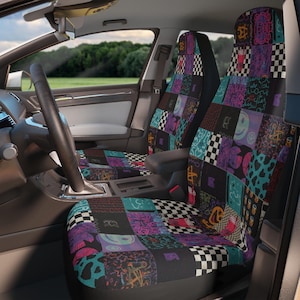 Puede incluir: Fundas de asiento de coche con un diseño de patchwork en negro, morado, turquesa y blanco. Las fundas presentan una variedad de patrones, incluyendo cuadros, corazones y formas abstractas. El interior de un coche es visible, con el volante y el salpicadero.