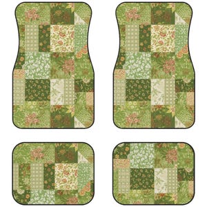K&ouml;nnte beinhalten: Ein Set aus vier Auto-Fu&szlig;matten mit einem Patchwork-Design in verschiedenen Gr&uuml;n-, Creme- und ged&auml;mpften Rott&ouml;nen. Das Muster besteht aus mehreren Quadraten mit floralen, botanischen und geometrischen Motiven und einem schwarzen Rand.